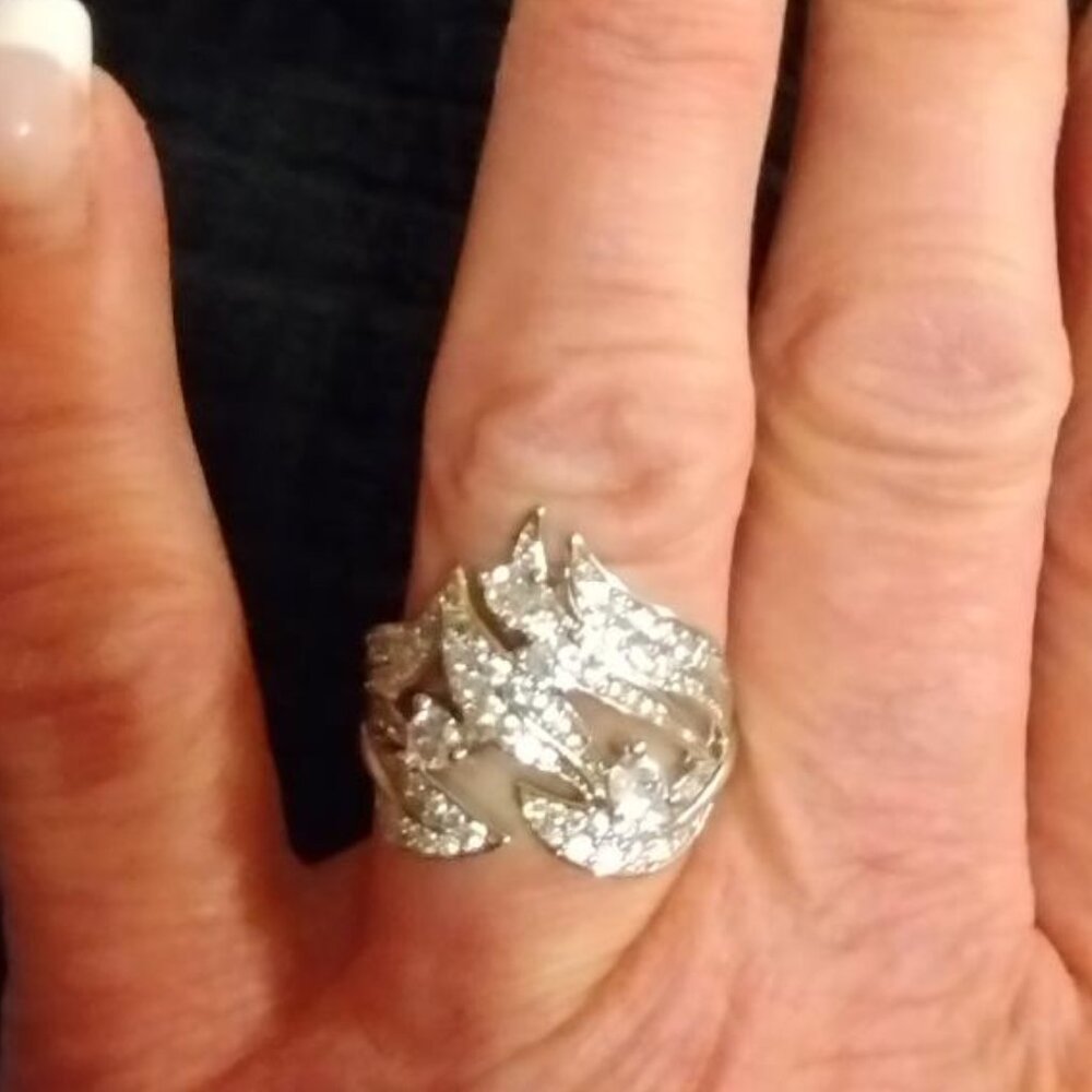 BEAUTIFUL DESIGN  (NIB) SILVER RING WITH RINSTONES - Picture 5 of 8